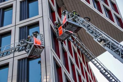 Stuttgart-Mitte: Fassadenbrand am Citygate sorgt fuer Grosseinsatz der Feuerwehr